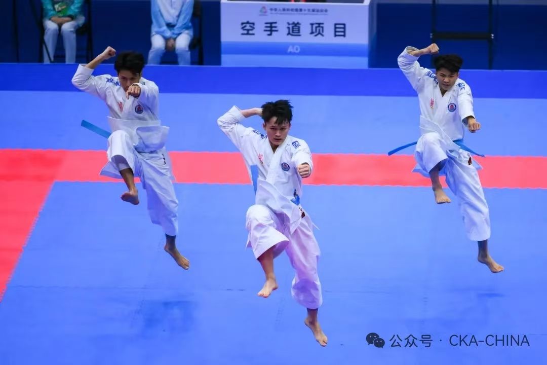空手道群众项目 “湛将”斩获男团铜牌