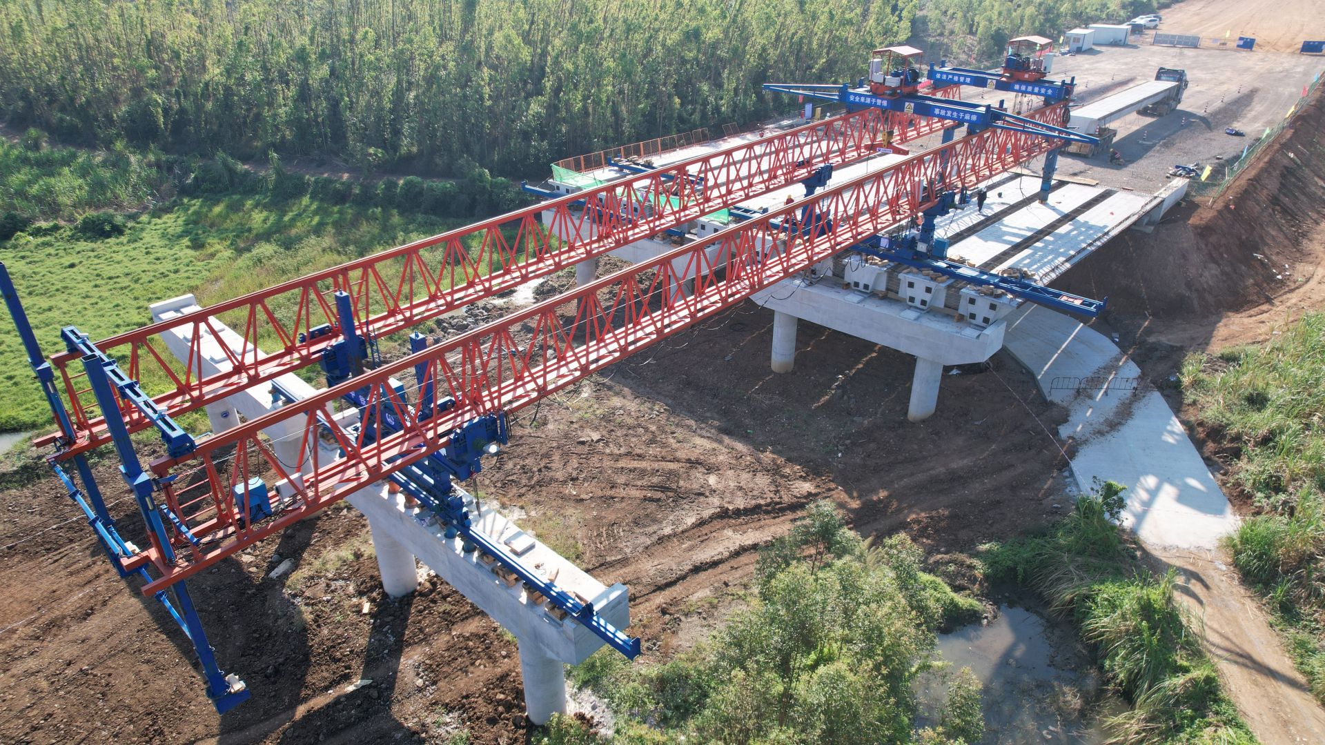 国道G207线遂溪县穿城段改线工程首跨预制箱梁架设成功