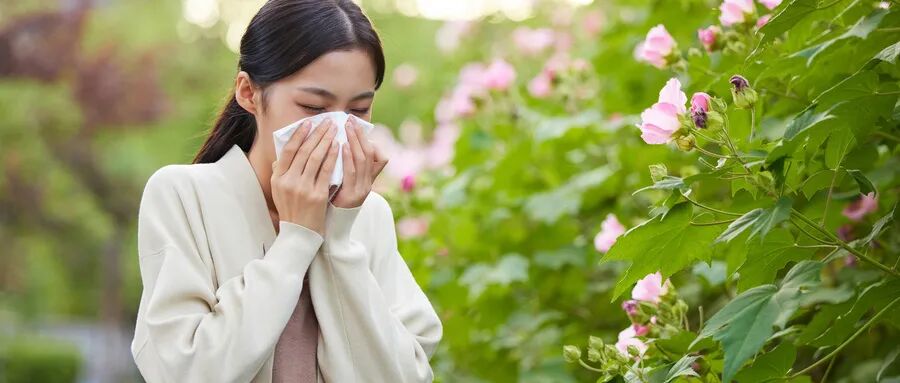 摄图网_506952967_wx_户外鼻炎过敏打喷嚏的女性(企业商用).jpg