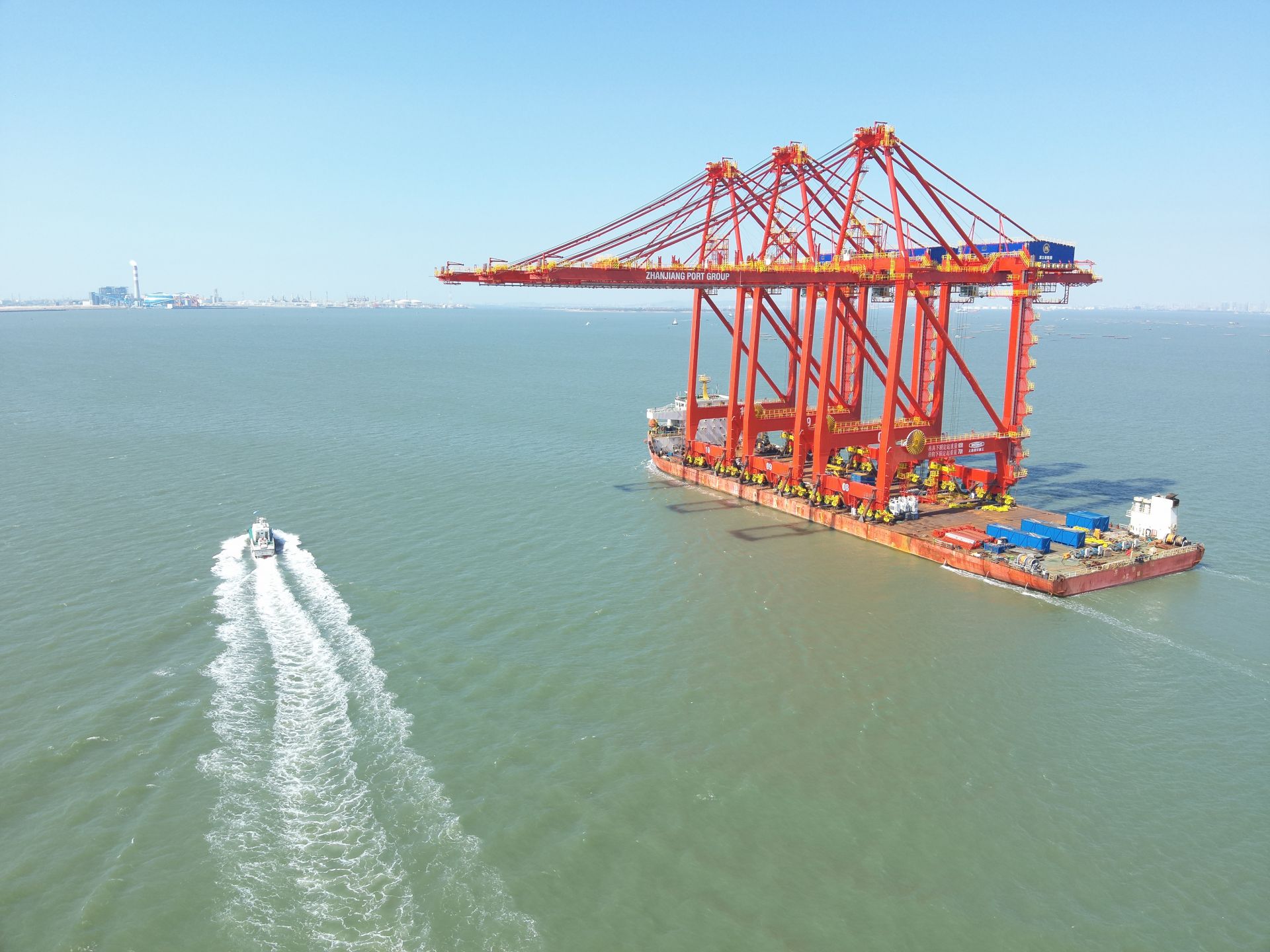 3台“巨无霸”岸桥抵湛  湛江港冲刺300万标箱时代