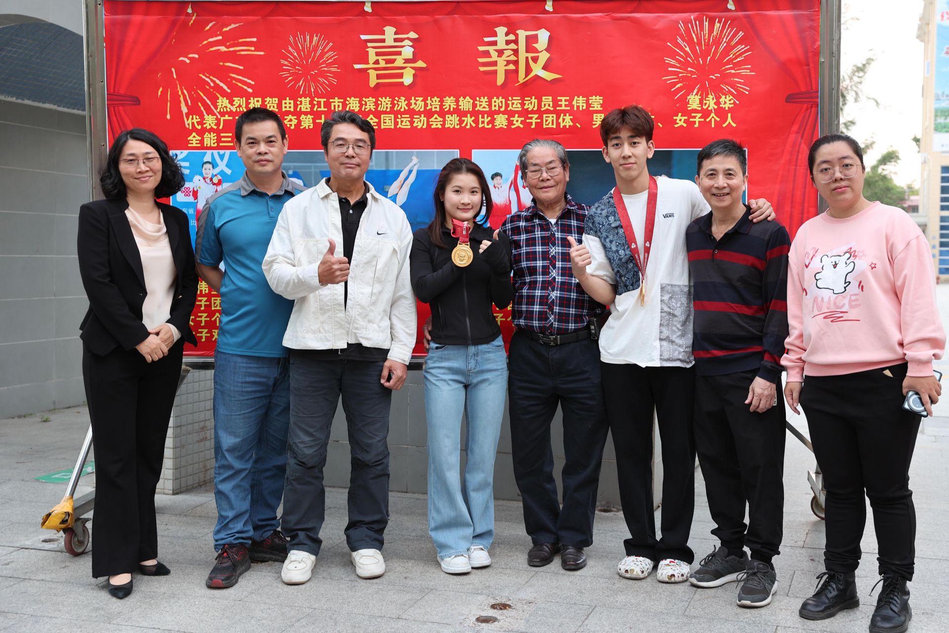 冠军“回家”！王伟莹、郑钧之重返湛江市海滨游泳场