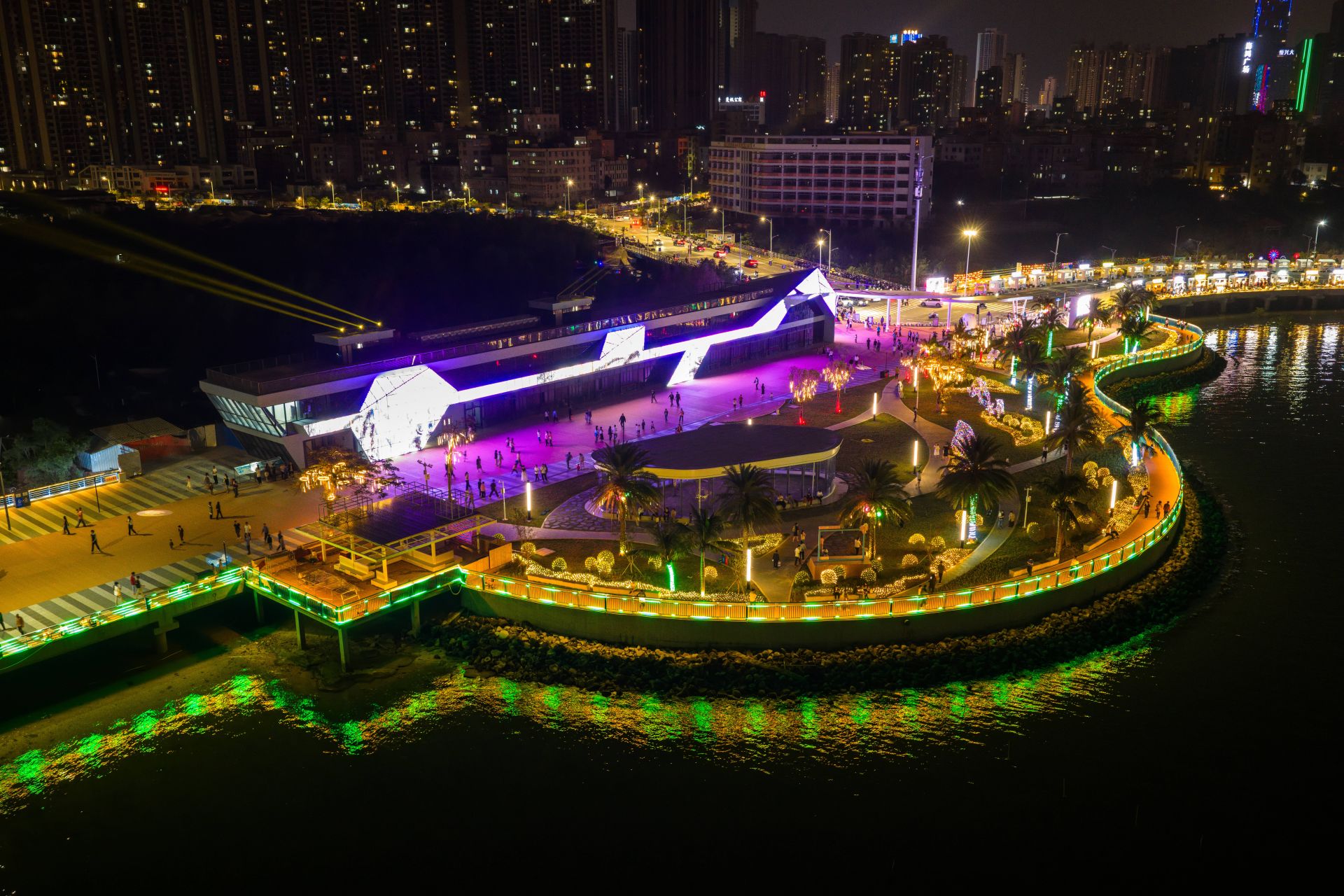 海豚灣夜燈一亮 整條海岸線都在寫情書