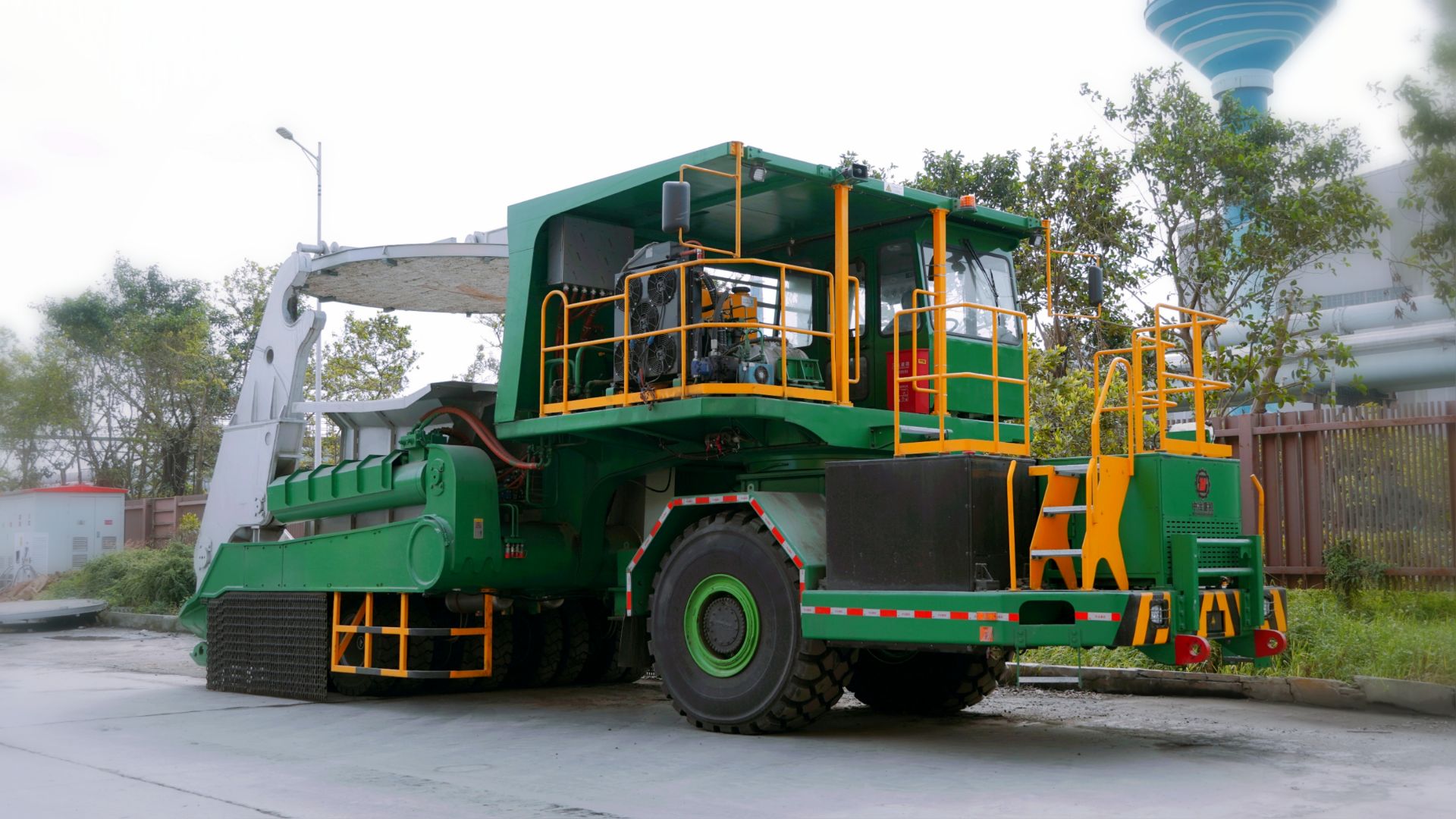 全国最大吨位纯电抱罐车落地湛江