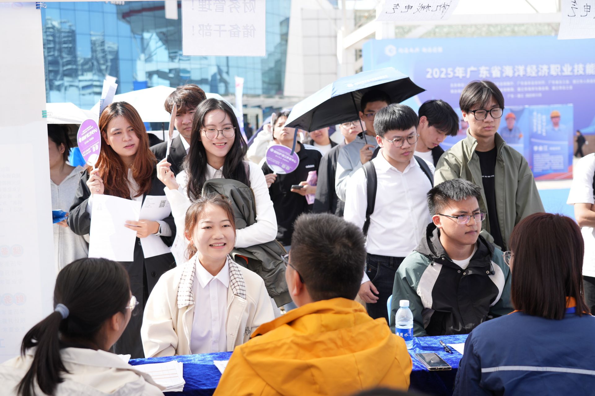 我市舉辦“才聚港城”秋季招聘會