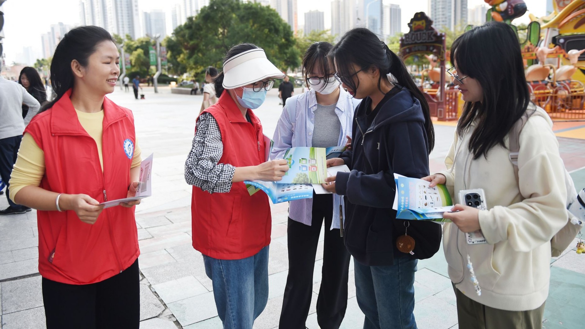 湛江开展 “绿色办赛十五运 垃圾分类我先行”宣传活动