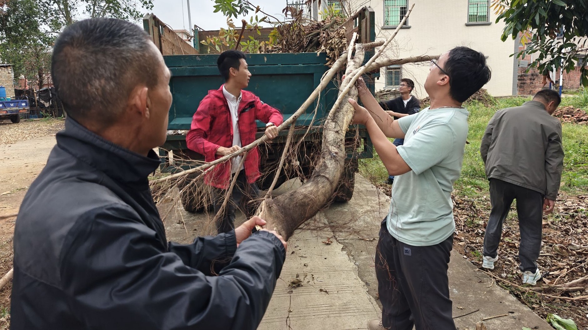 遂溪岭北镇开展环境卫生集中整治行动
