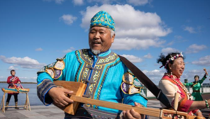 <span>讓魚皮“唱歌”的手藝人尤軍：復原10余種赫哲族樂器 守護“非遺之聲”</span>