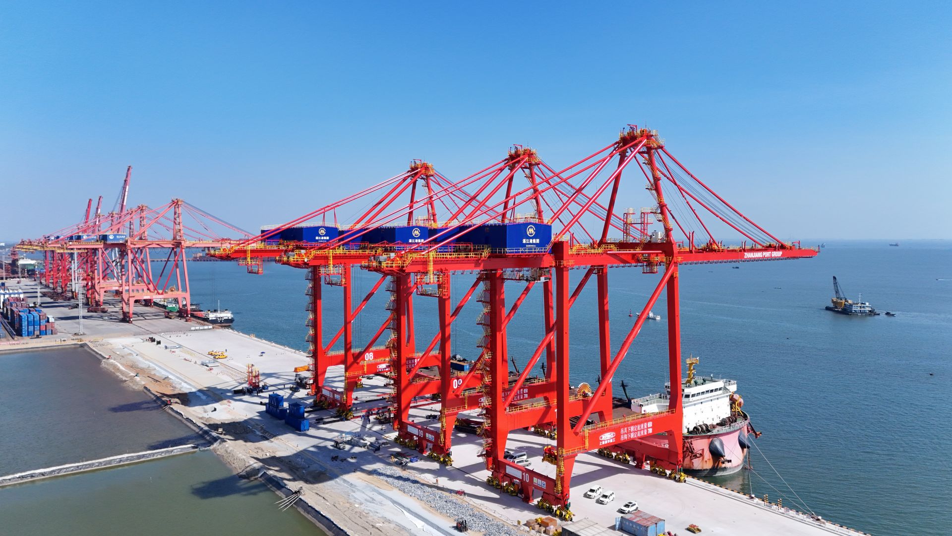 湛江港宝满港区远控自动化岸桥顺利上岸