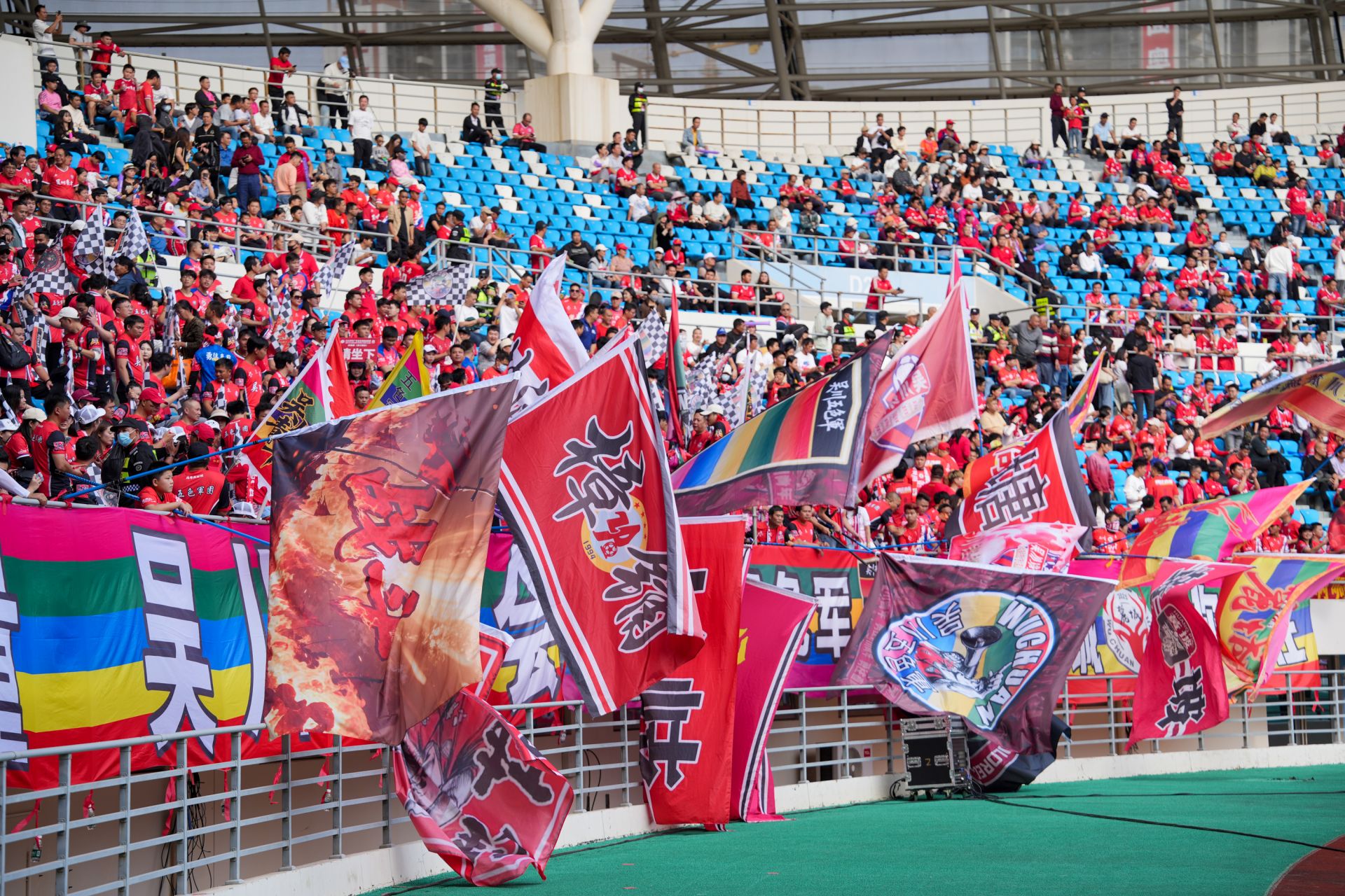 省超聯(lián)賽半決賽首回合大戰(zhàn):比賽精彩刺激 球迷宛如過節(jié)