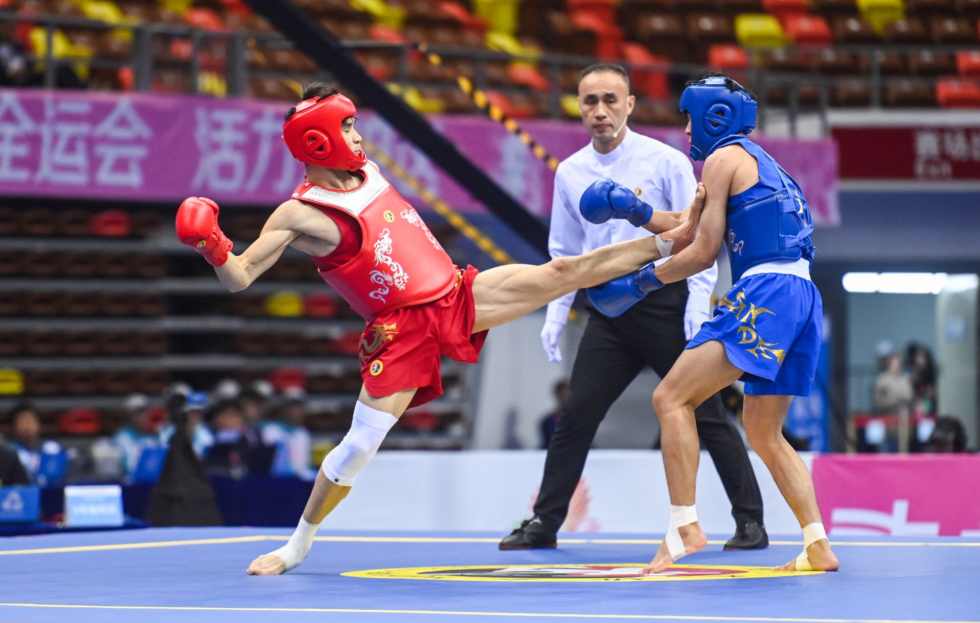 十五运会散打男子60公斤级1/8决赛 “湛将”王艺霖战胜对手,昂首晋级八强