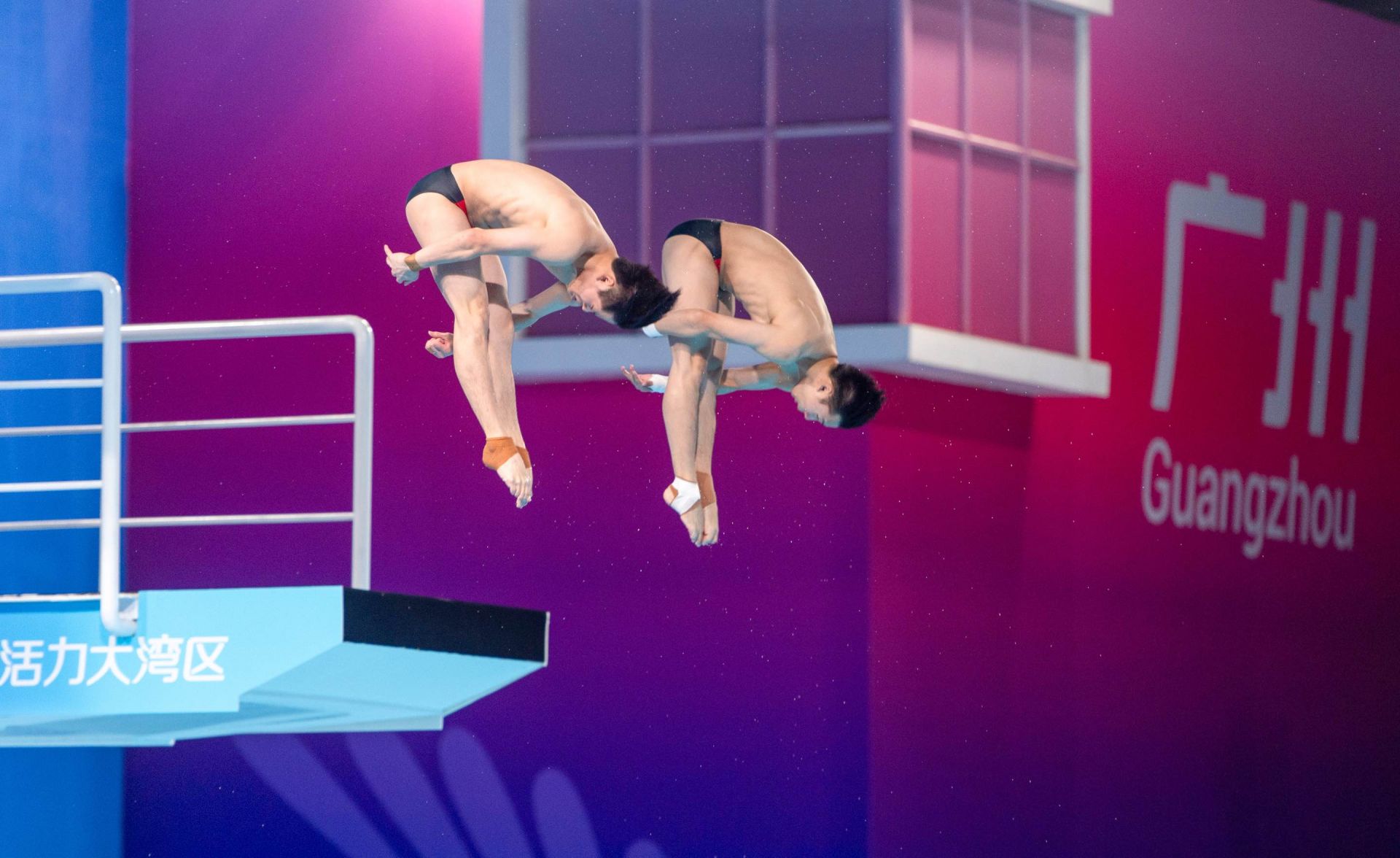 十五运会跳水男双10米台决赛 “湛将”朱子锋和搭档为广东队摘得银牌