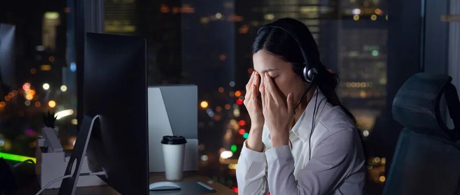 摄图网_501274897_wx_职场客服加班眼睛疼（企业商用）.jpg