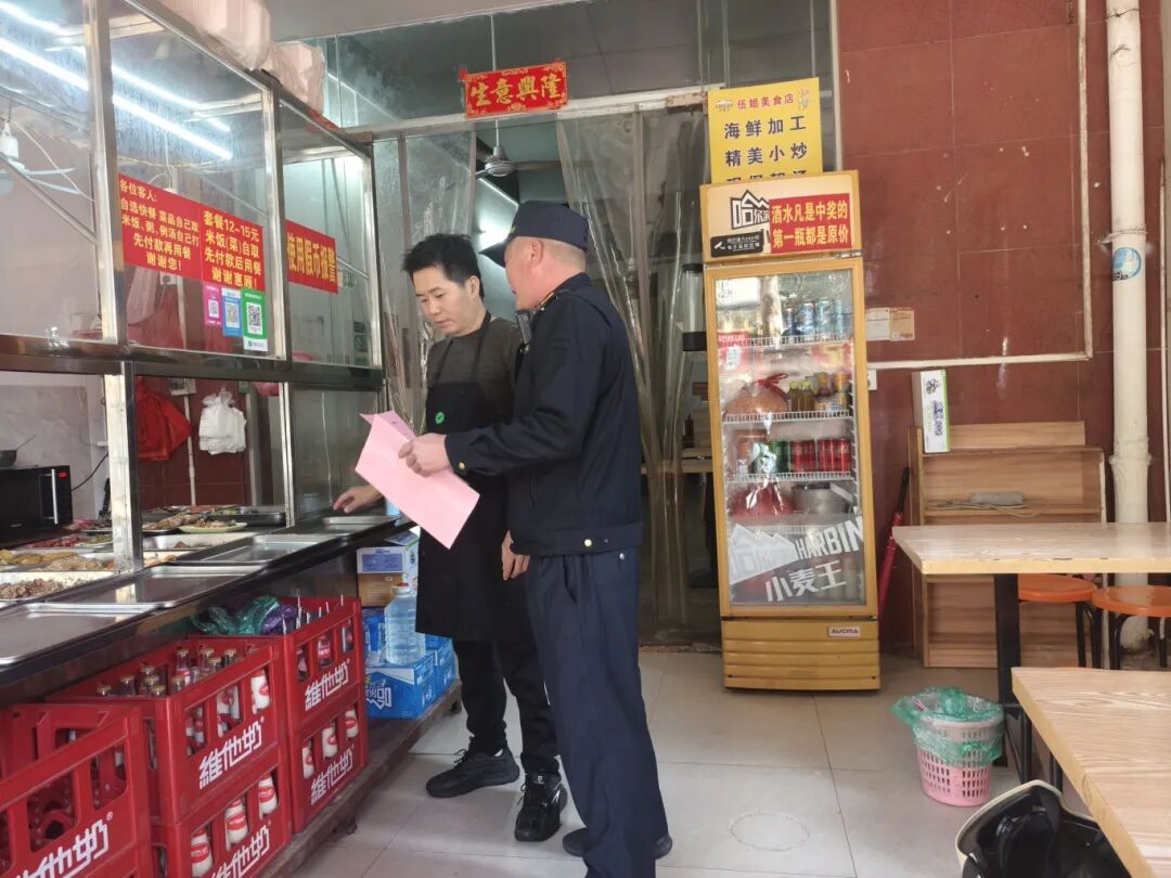 4 动员商户落实“门前三包”责任制.jpg