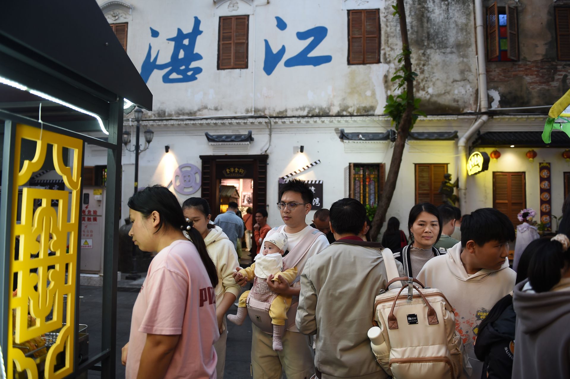 旅游景点游人如织