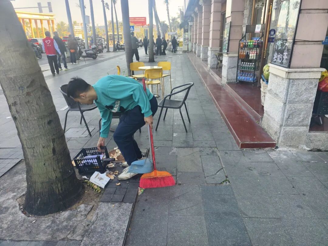 6 商户主动落实“门前三包”.jpg