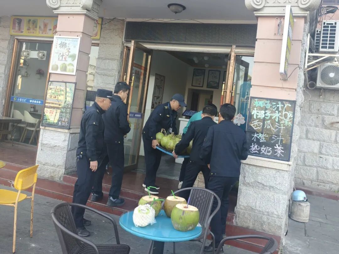 5 协助商户将跨门槛经营物品搬回店内.jpg
