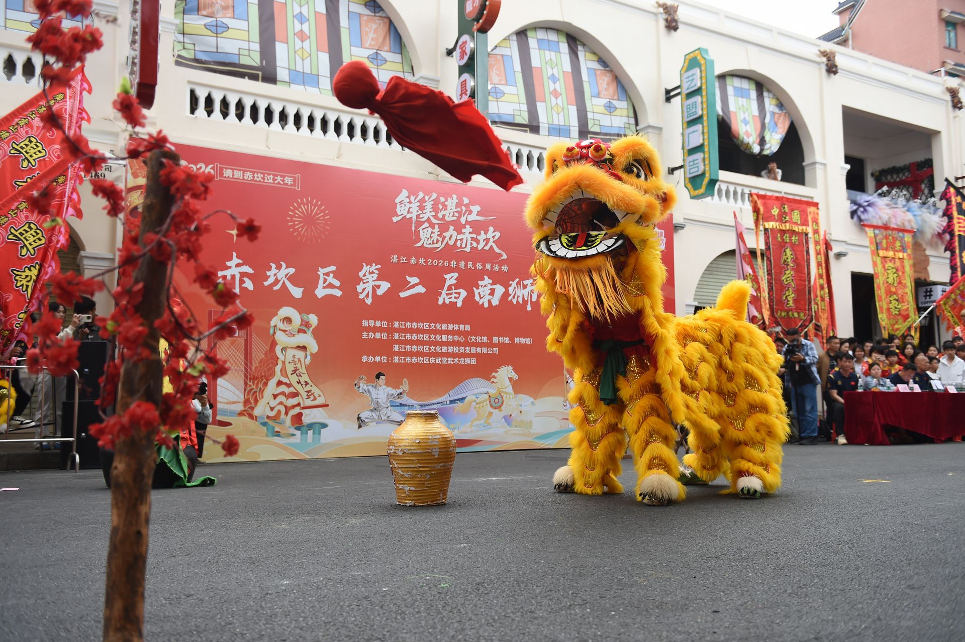 南狮擂鼓战老街 九堂争锋展非遗