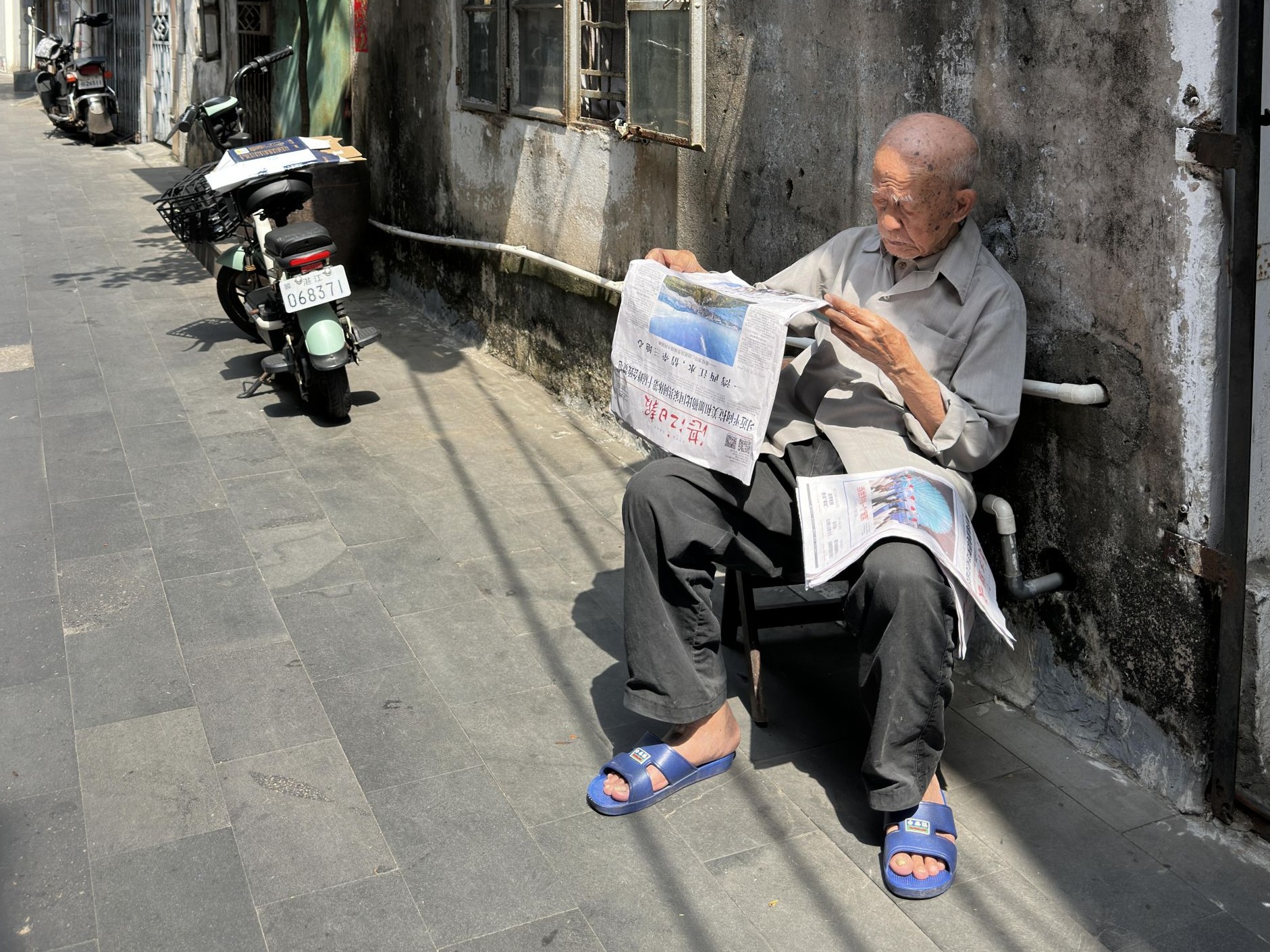 阳光正好 报纸相伴