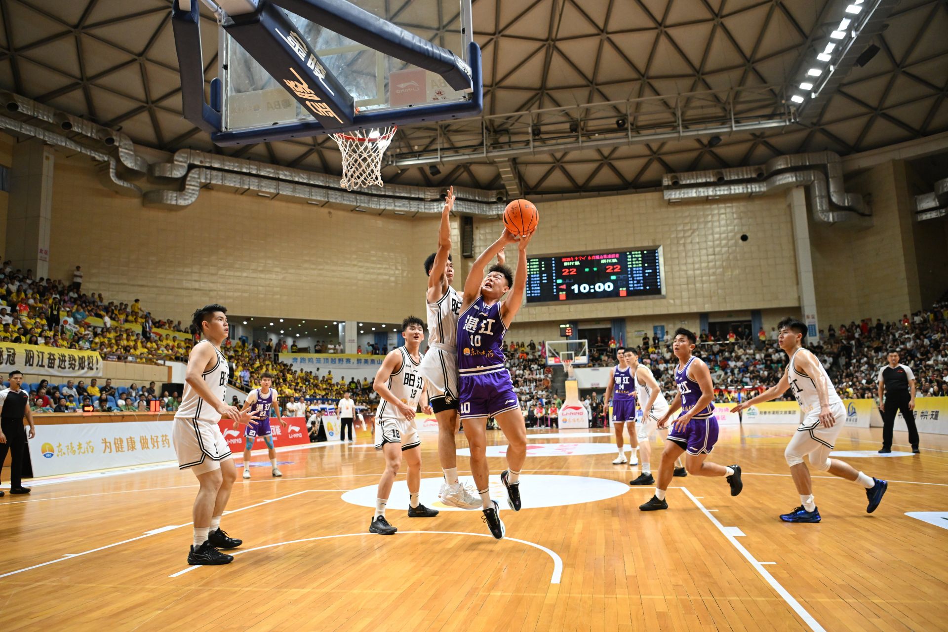 湛江球迷燃爆客场 双城温情点亮赛场