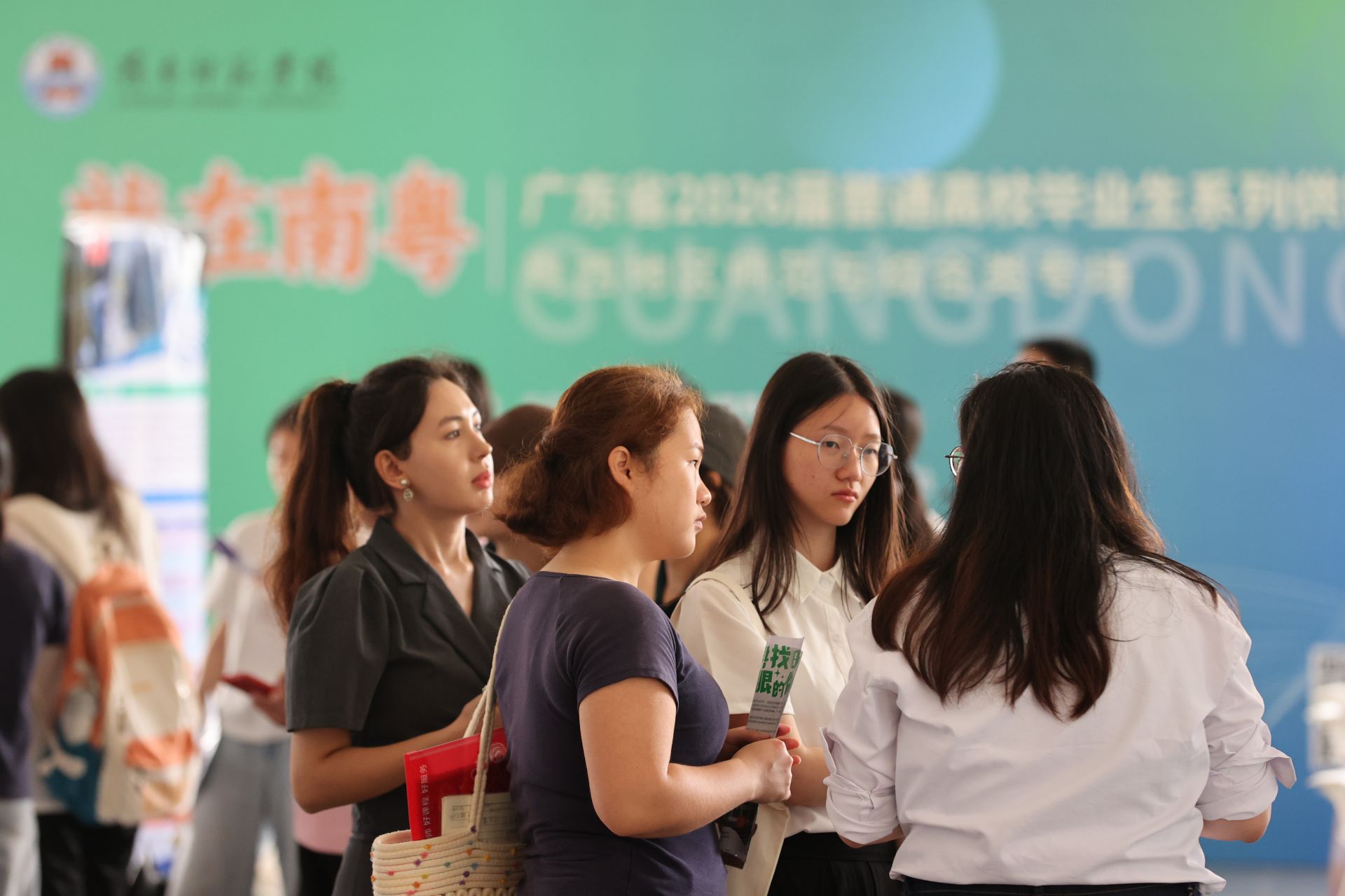 广东省2026届高校毕业生专场招聘会在岭师举行