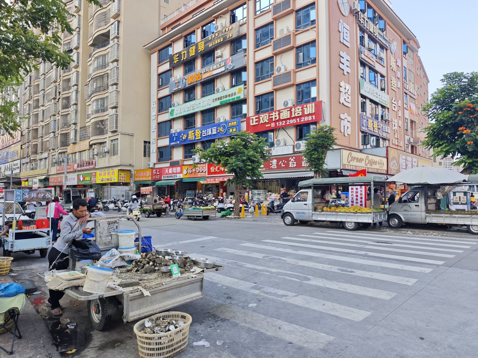 斑马线上摆摊堵路？街道长效整治，护周边居民出行安全