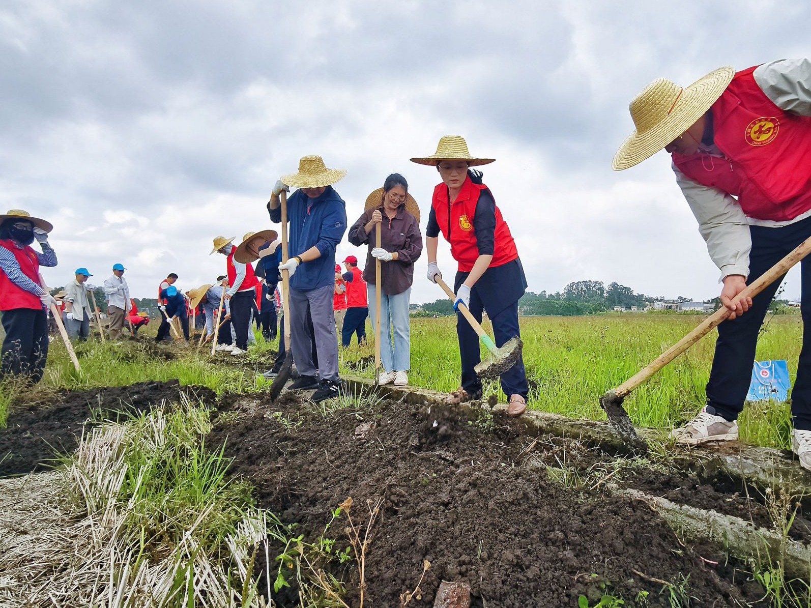 500人义务清淤 守护水清岸绿