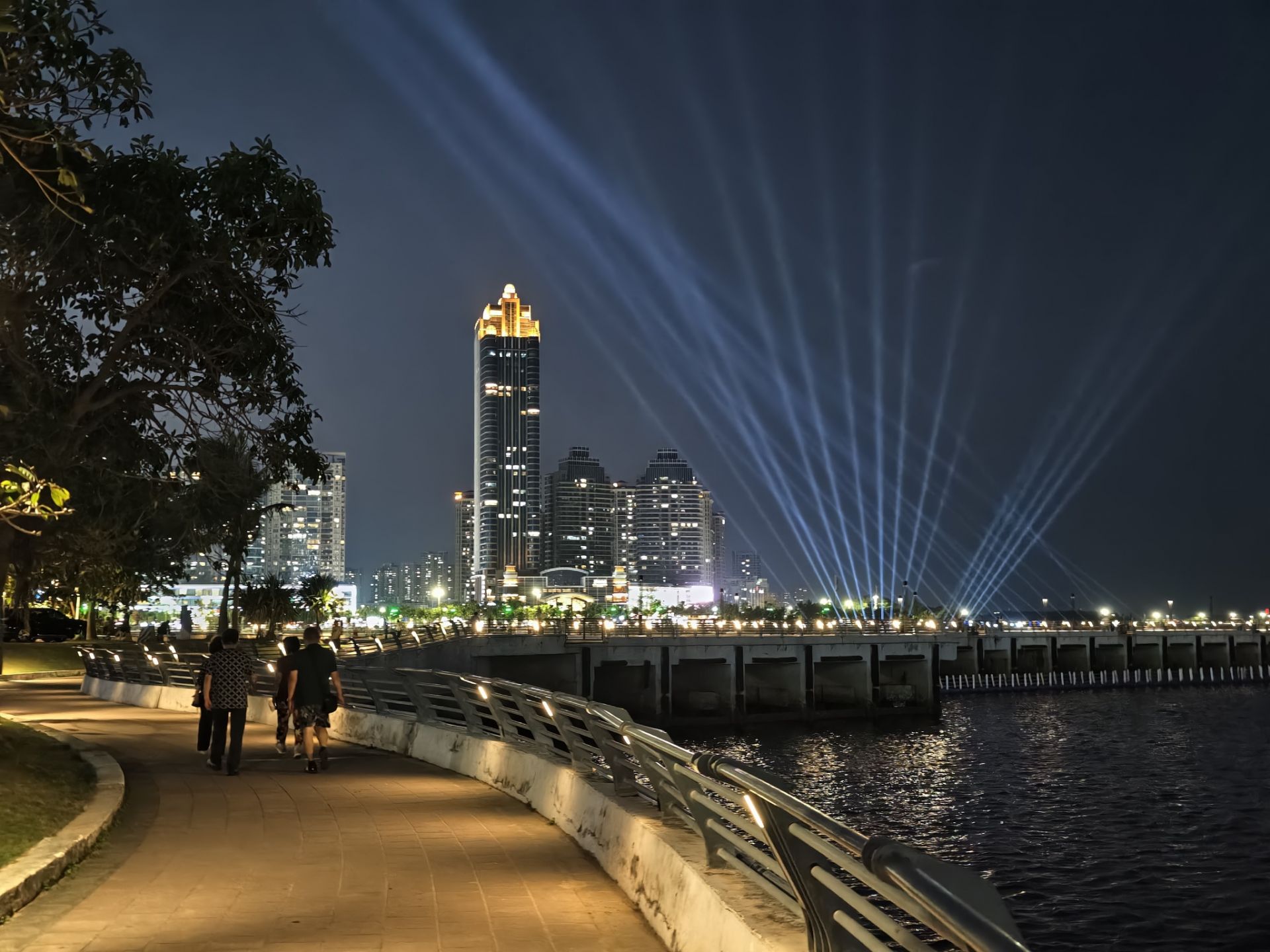 流光溢彩映碧波 &nbsp;金沙湾滨海护栏灯全线亮灯