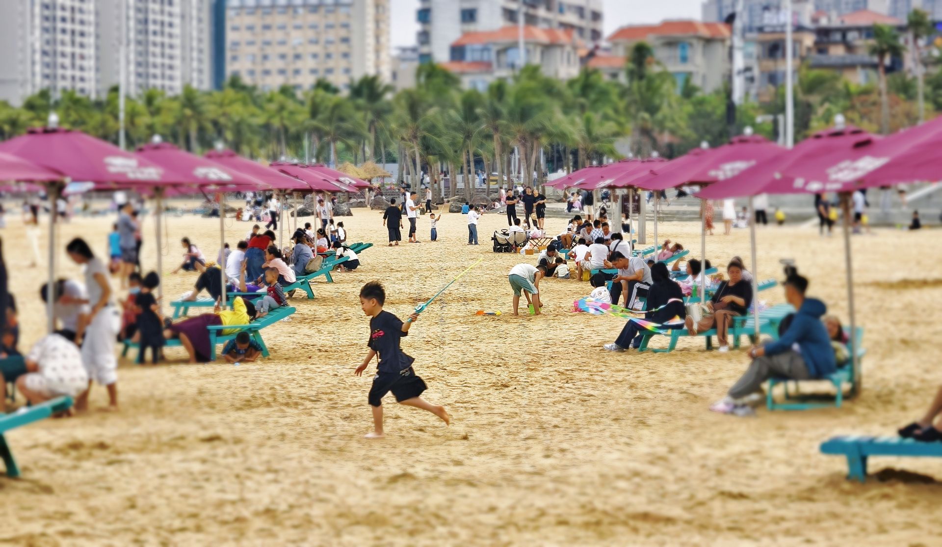 湛江金沙湾滨海浴场游人如织，晴好天气助推“打卡热”