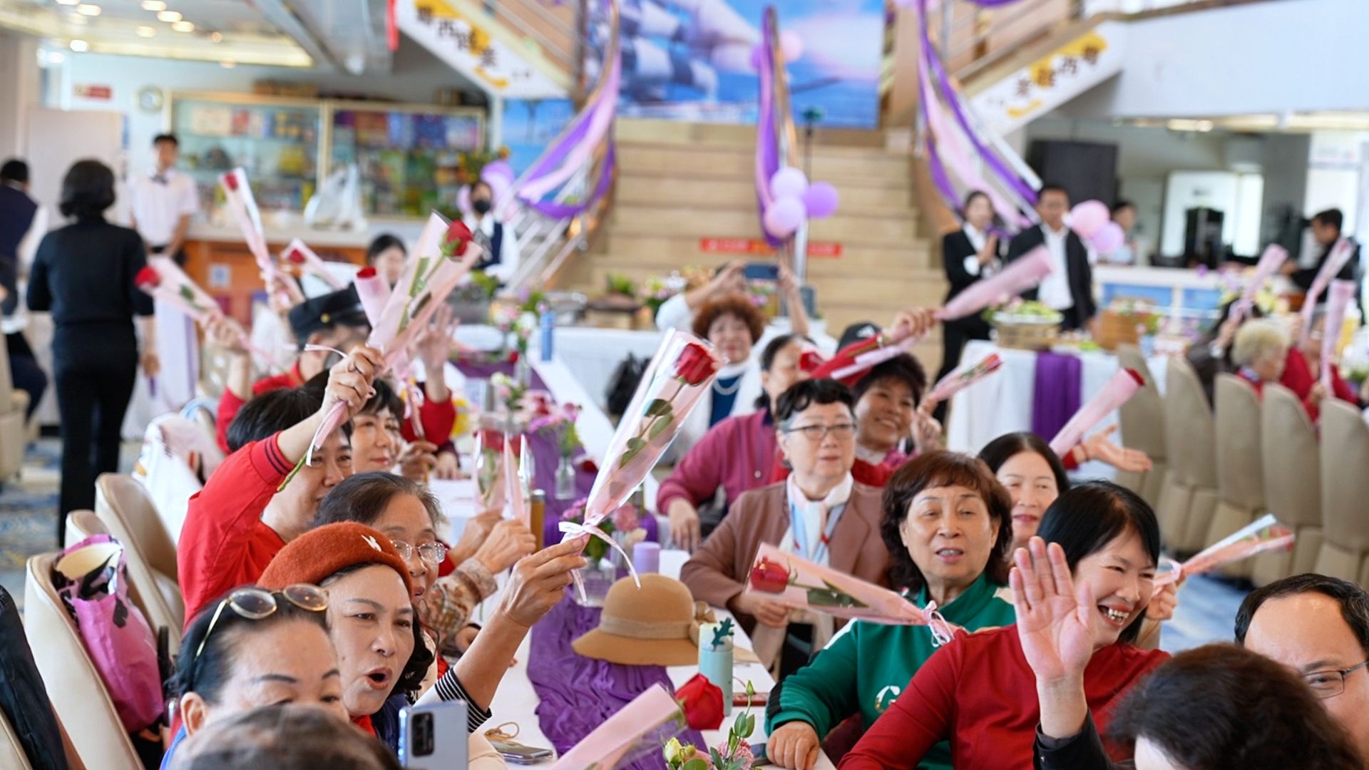 春风伴游船 情暖绽芳华