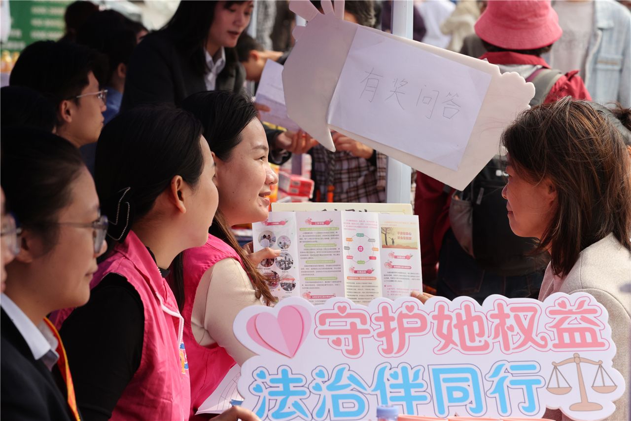 赤坎区举行“三八”妇女维权周暨学雷锋巾帼志愿普法活动