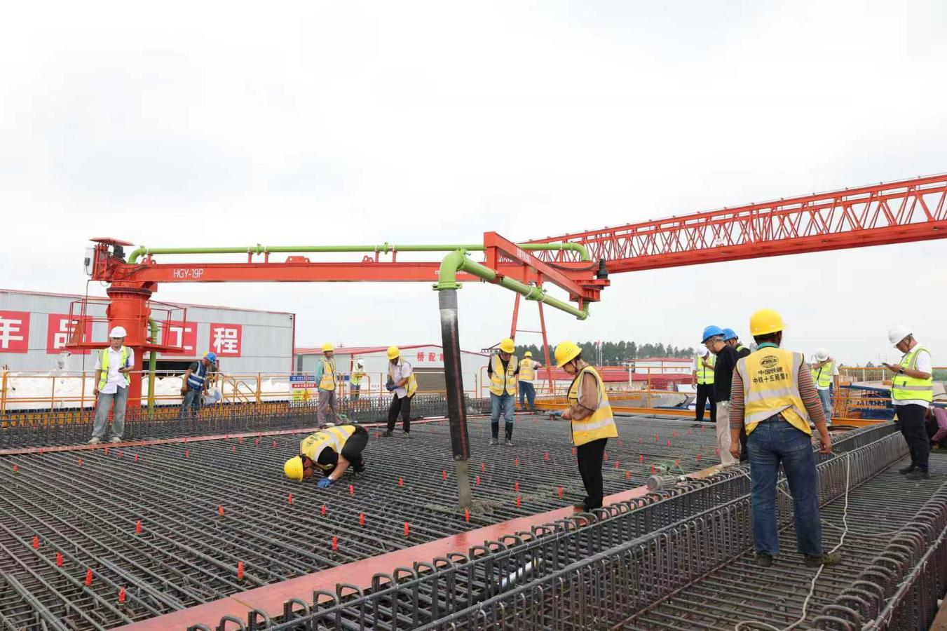 合湛铁路遂溪段首榀箱梁顺利浇筑