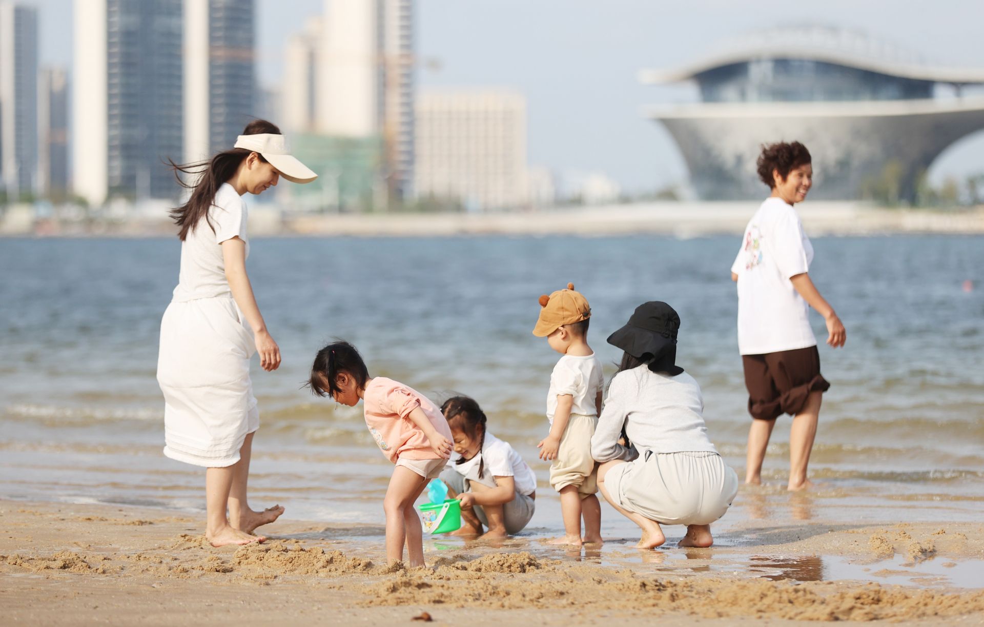 好景好天气，海边戏水享清凉