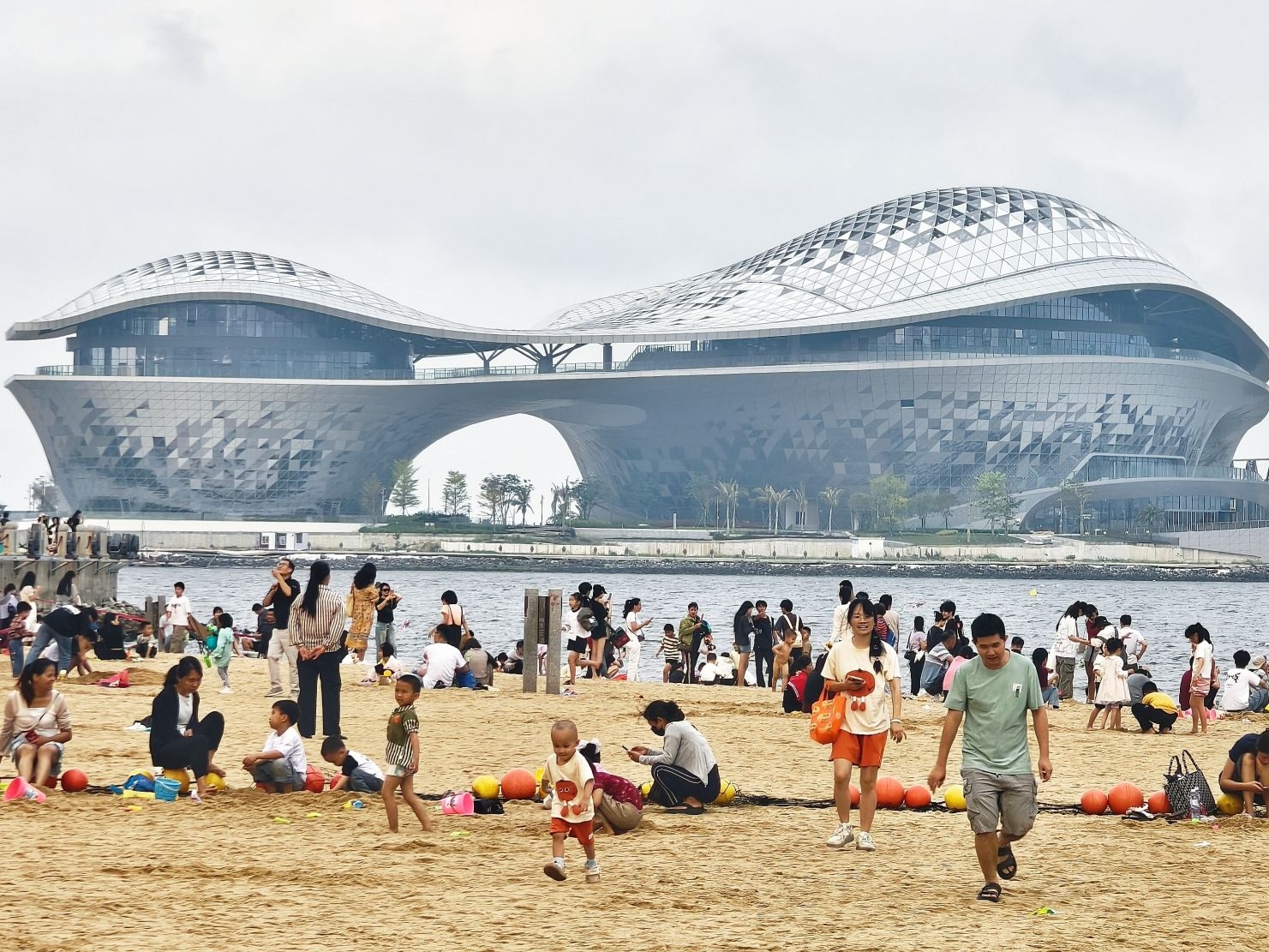 暖心舒心聚民心 同心凝心铸城魂