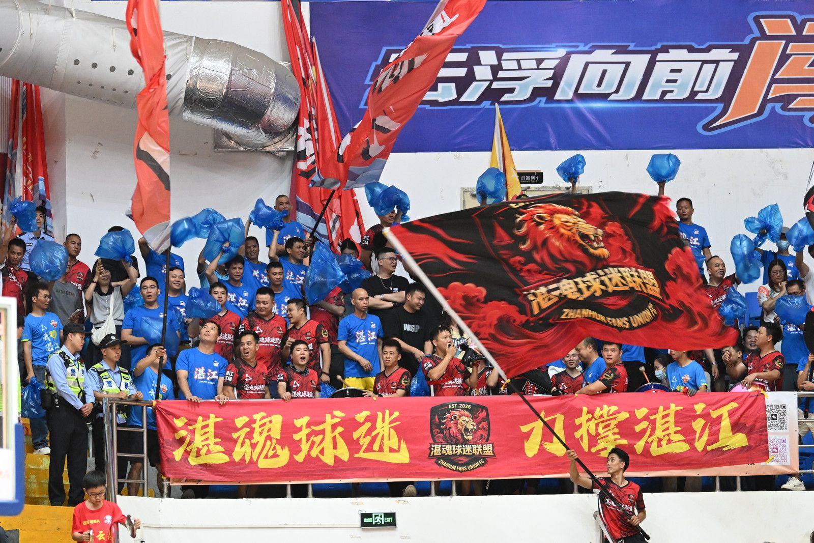 双城球迷见证：“魔鬼主场”洋溢天使温情