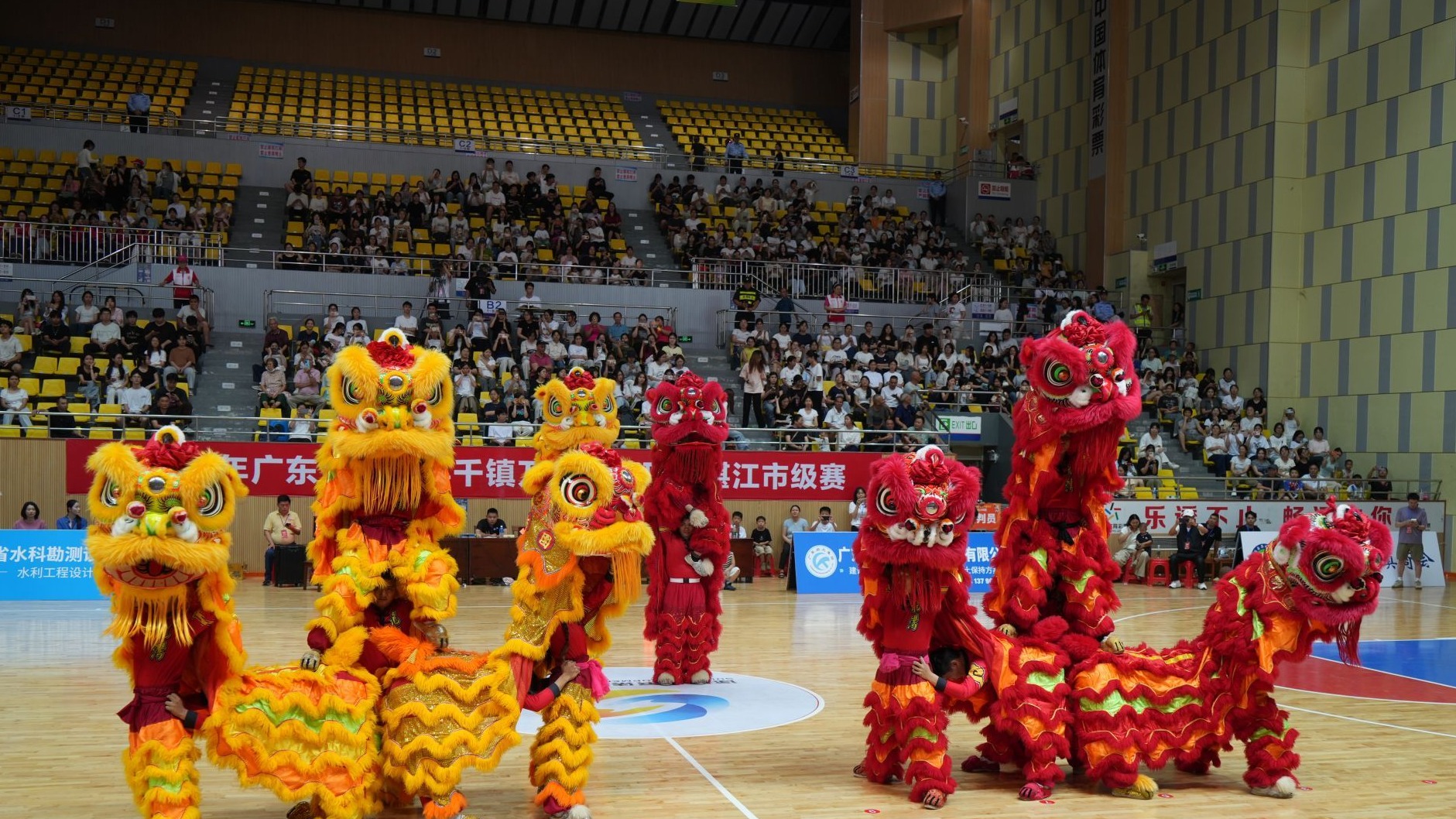 “村BA”赛场的别样风采：非遗醒狮与土特产“出圈”