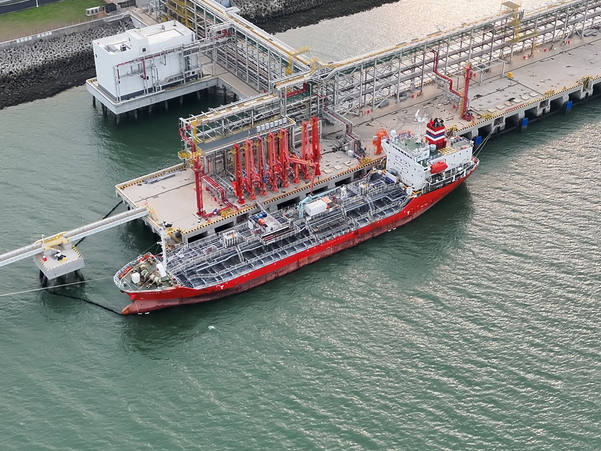 巴斯夫湛江一体化基地全面投产后首批高端化工品出口