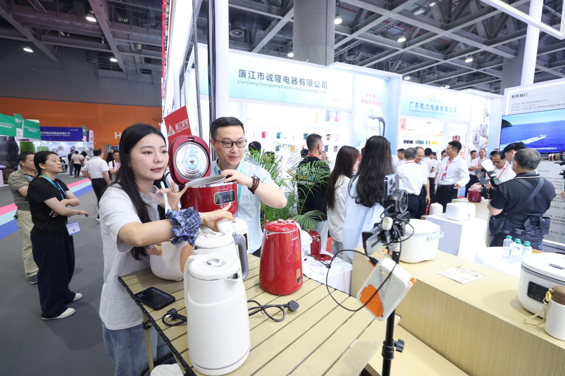 双会联动拓市 智造领航出海——廉江家电以“双拳合力”竞逐全球赛道