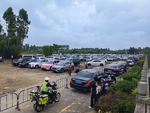 清明守岗护平安 湛江交警为群众出行“保驾护航”