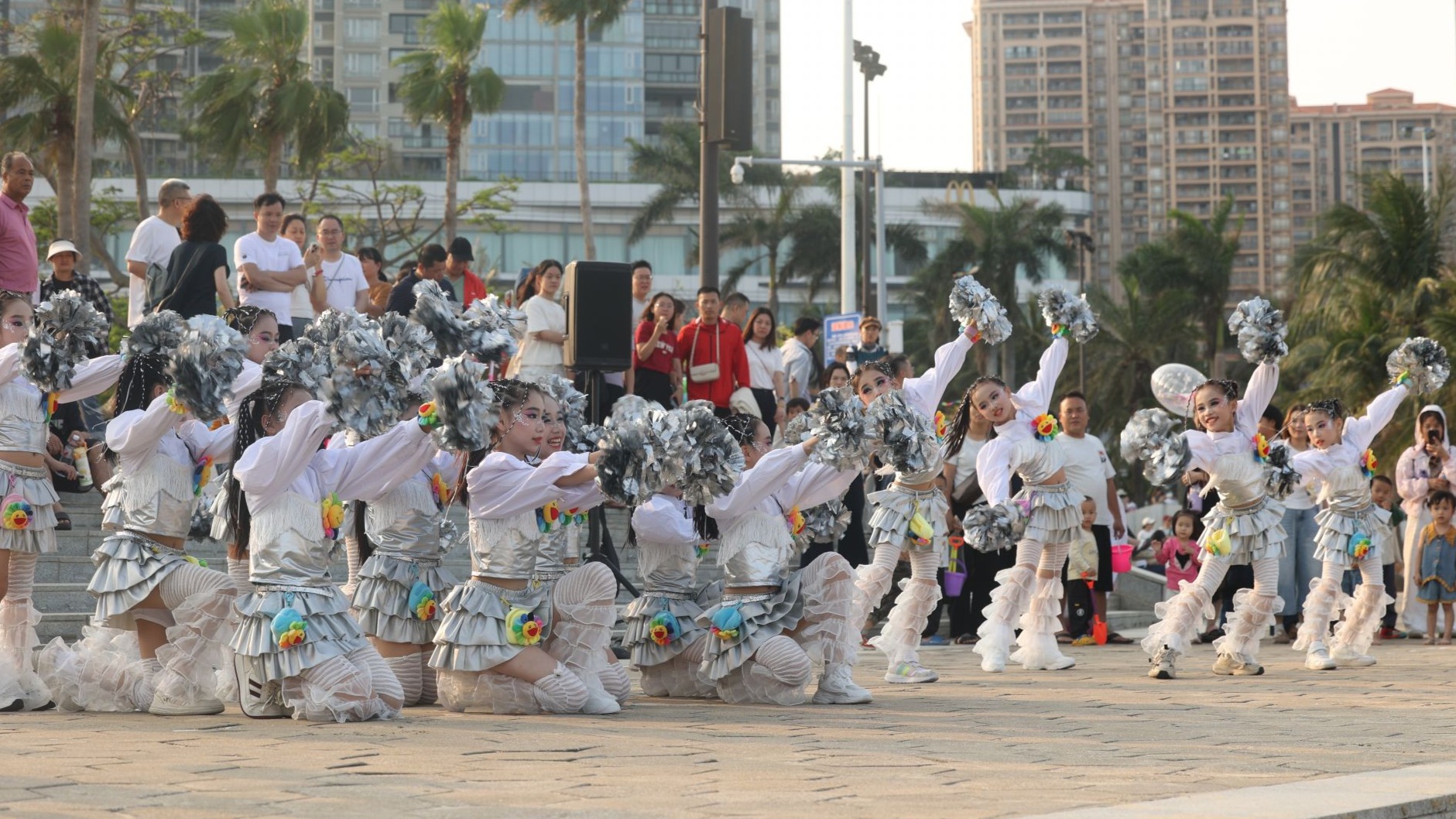 文艺快闪节目进景区&nbsp;助力港城“五一”文旅消费