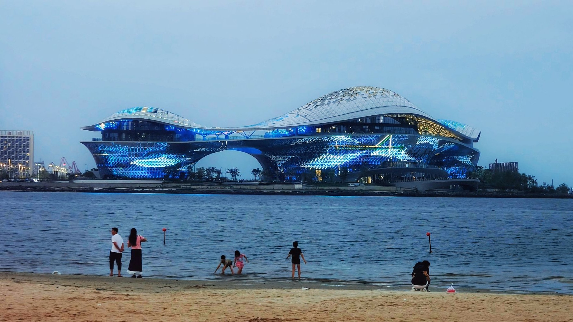 湛江文化中心：滨海新地标点亮市民夜生活
