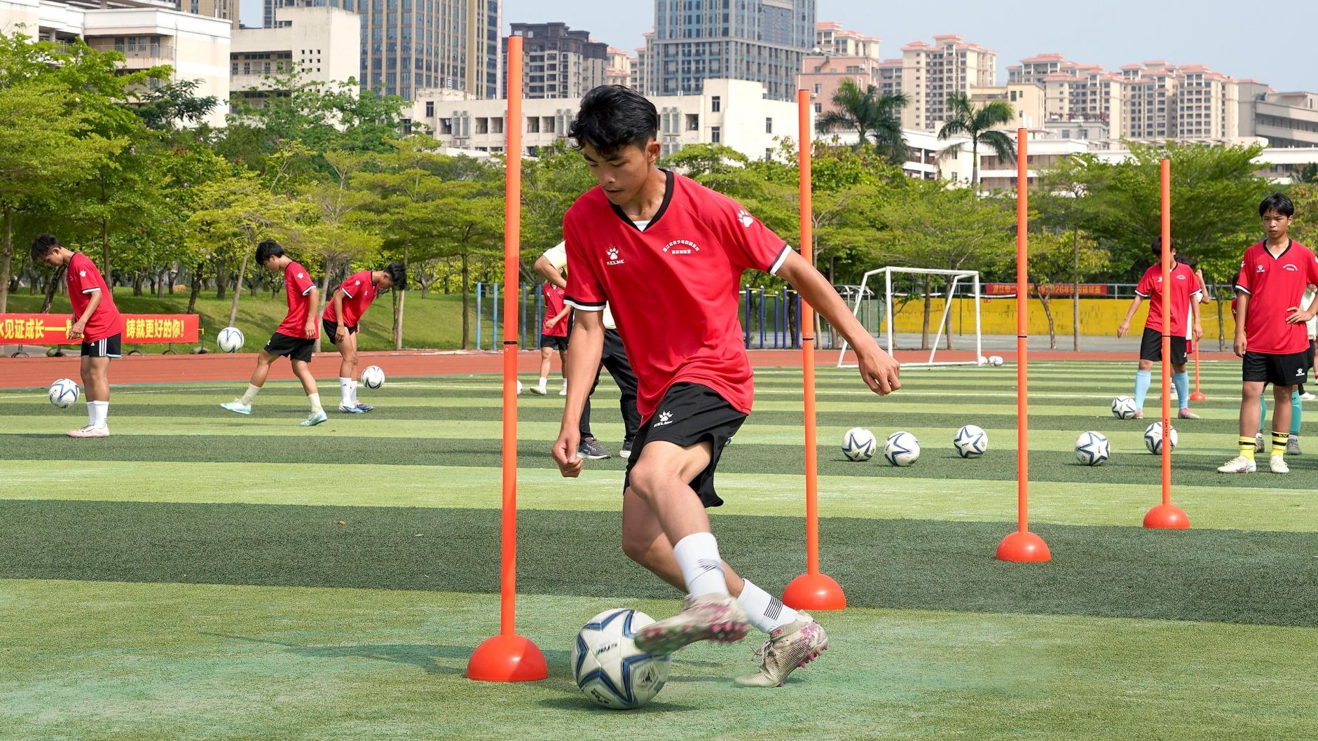 市青少年校园足球精英训练营暨市中学生男足选拔活动举行