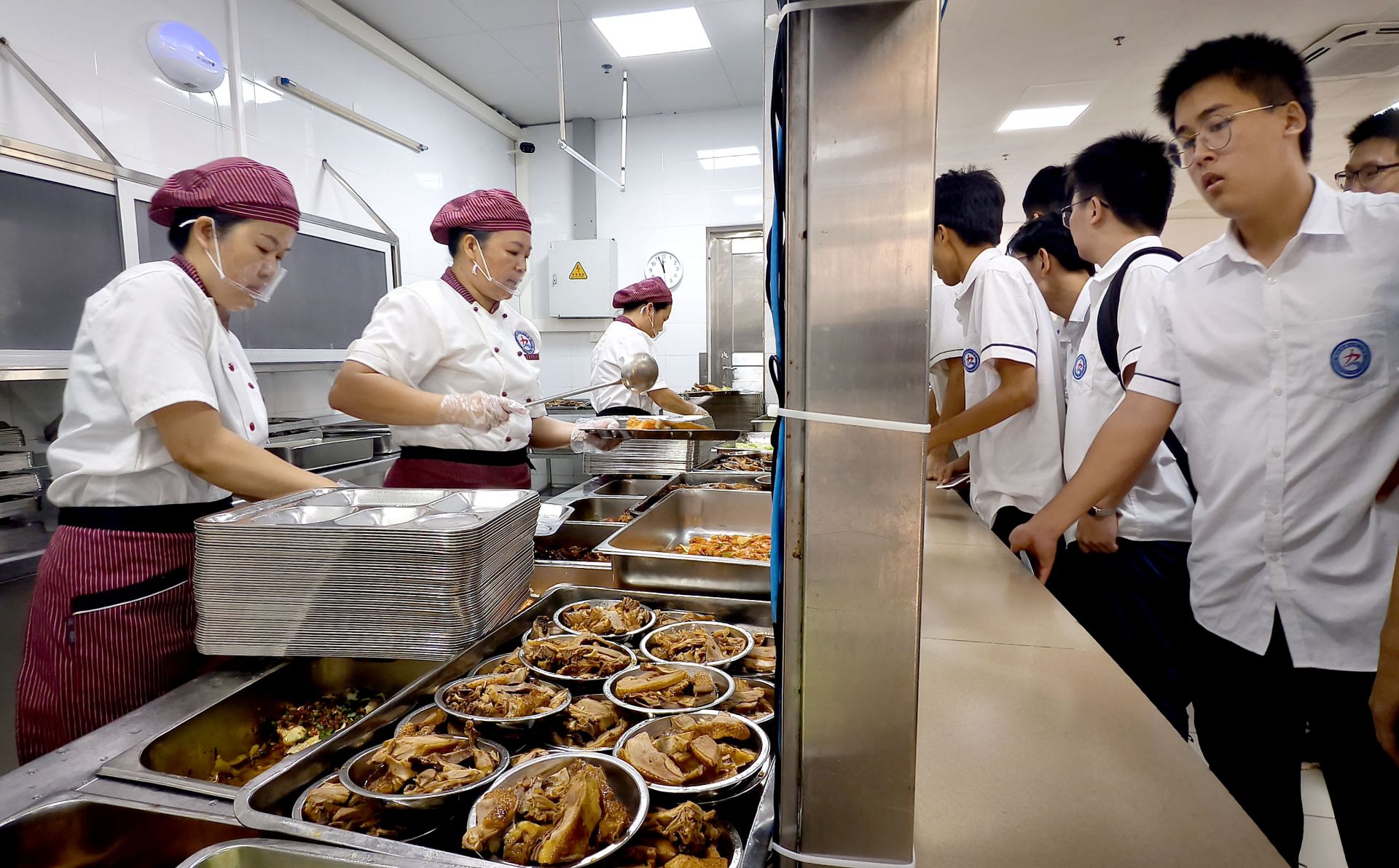 湛江用心守护青少年“舌尖上的营养”