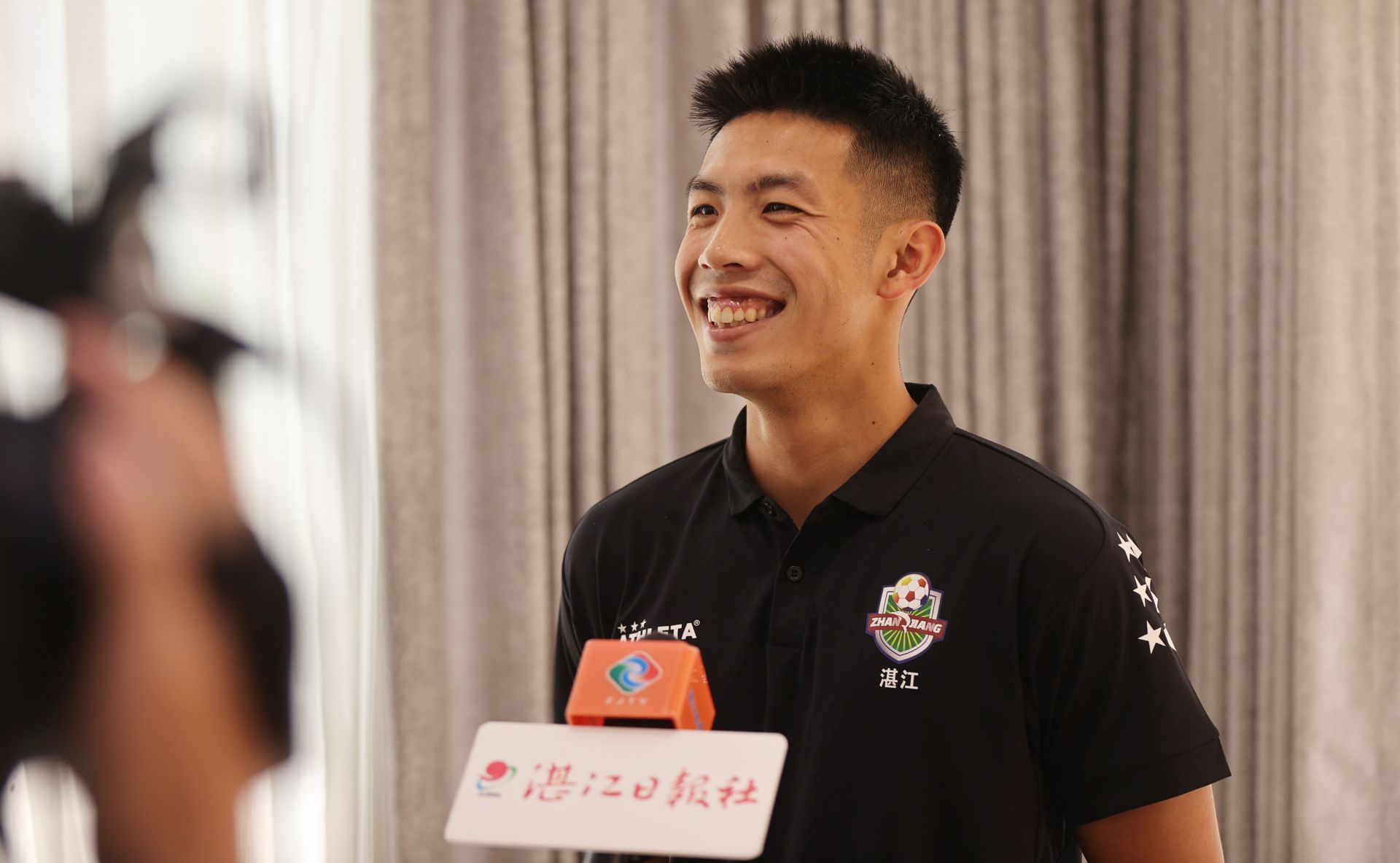 “00后”助教绿茵逐梦 以青春之力燃动港城足球