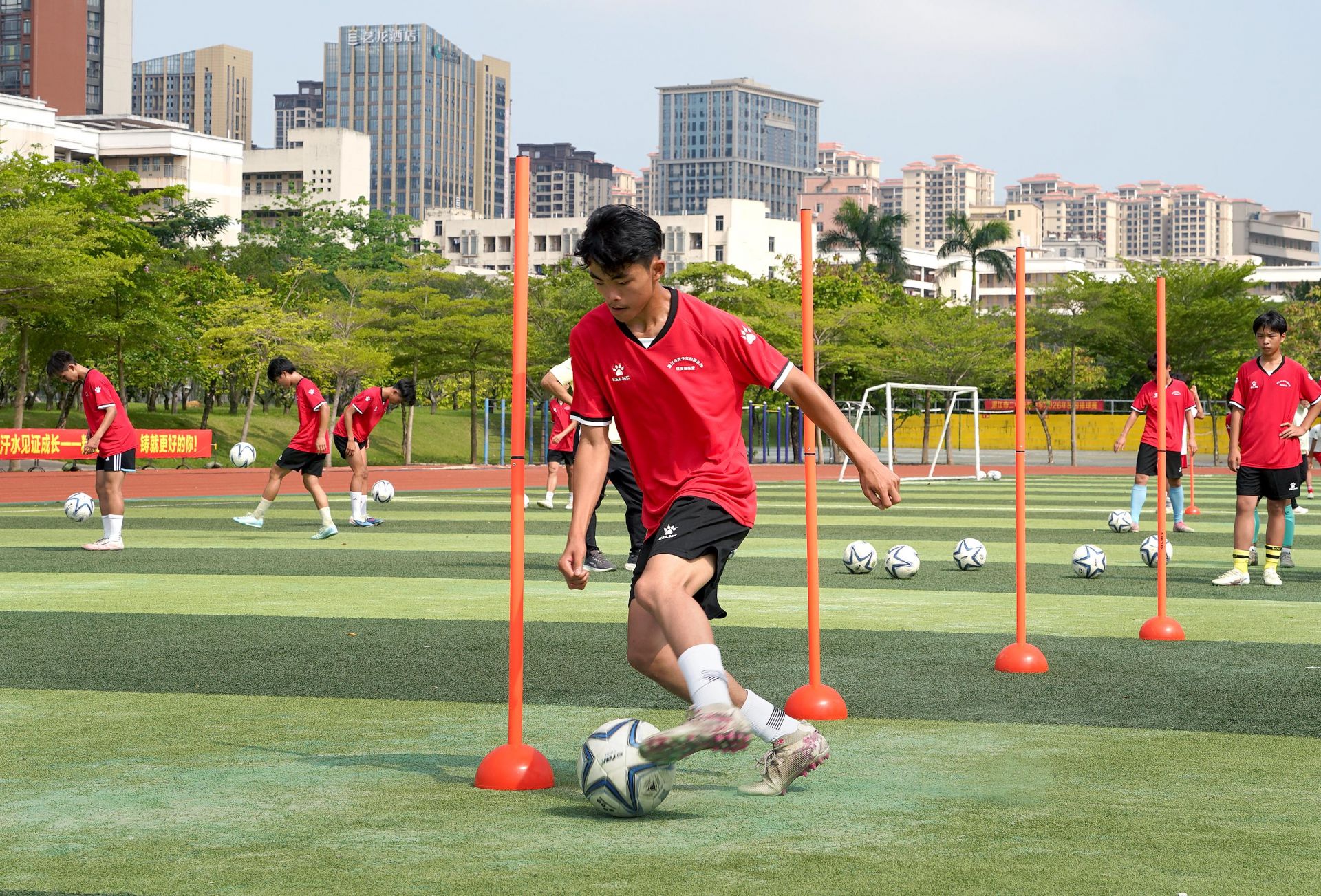 市青少年校园足球精英训练营暨市中学生男足选拔活动举行