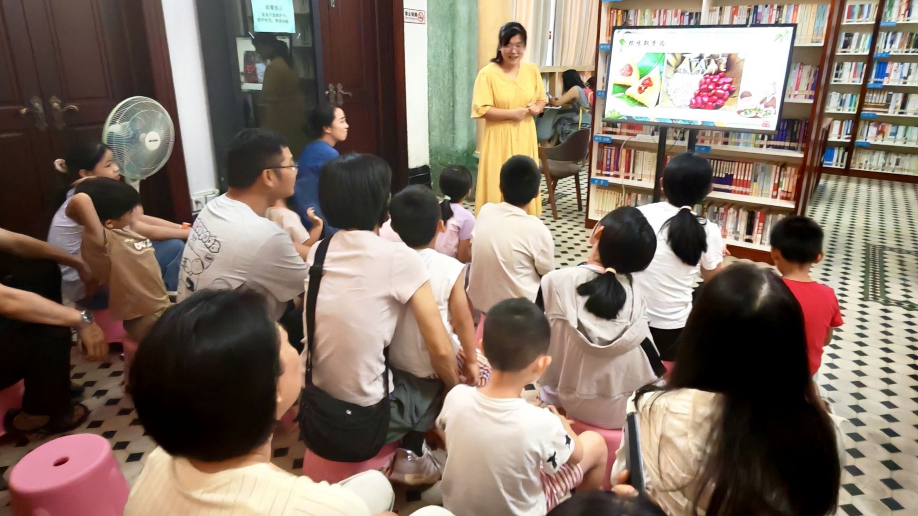 巧手制香囊 端午品粽香