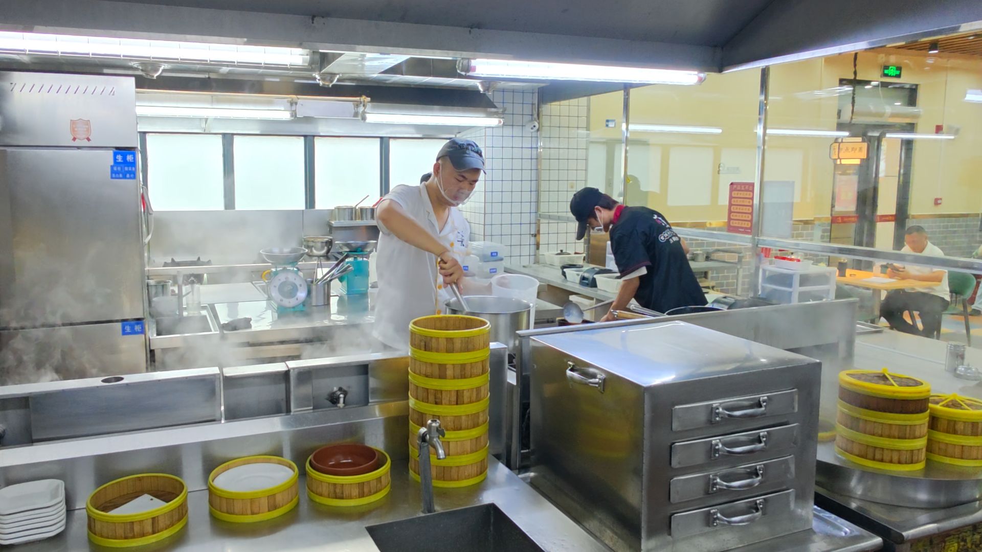 我市推行外卖后厨“可视化” 有“明厨亮灶”标识的商家更受青睐