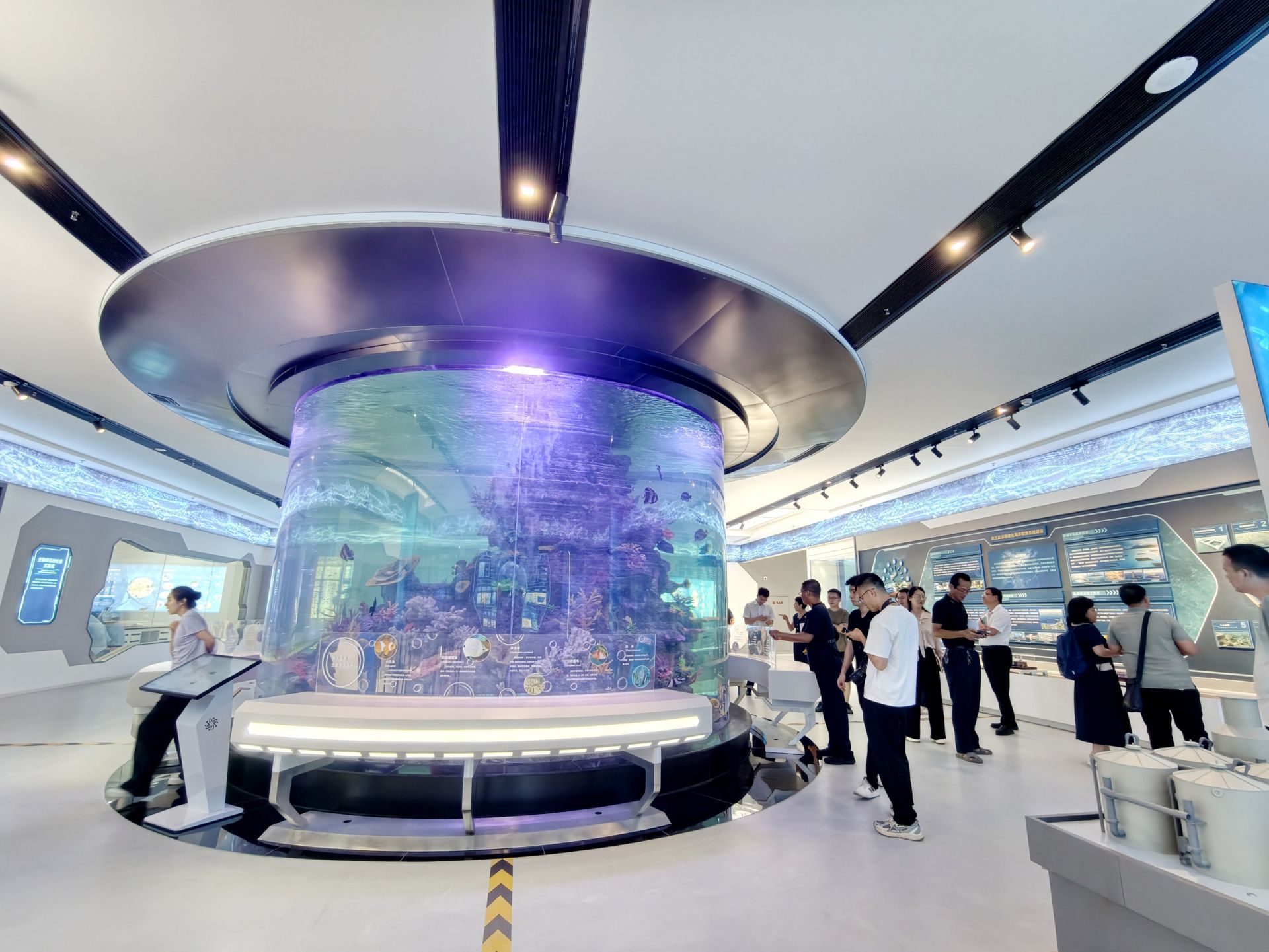 湛江龙王湾海洋生物馆正式揭牌