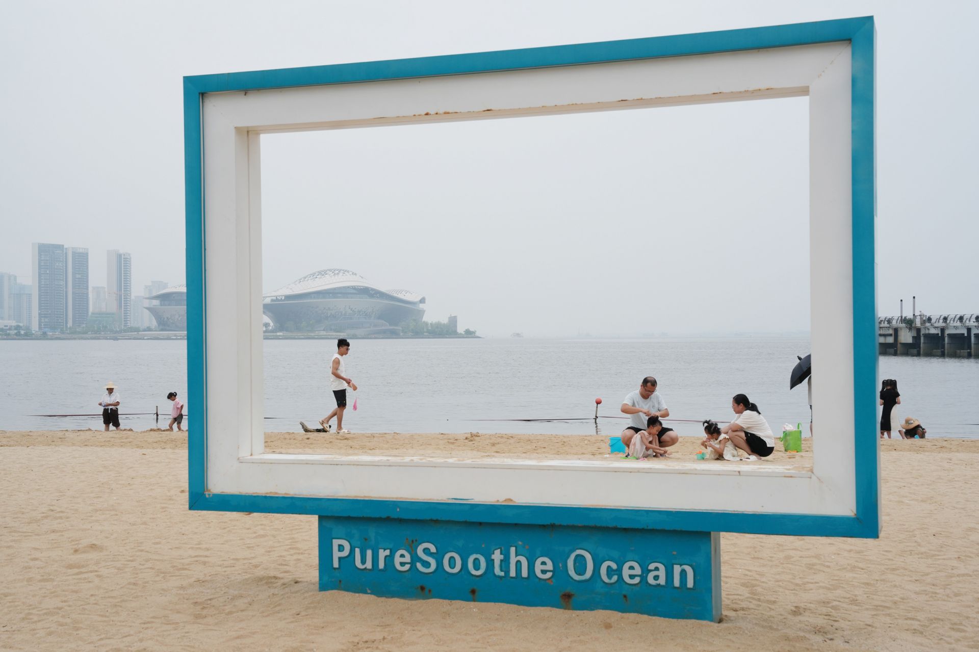 漫步金沙湾，把夏日“松弛感”装进周末