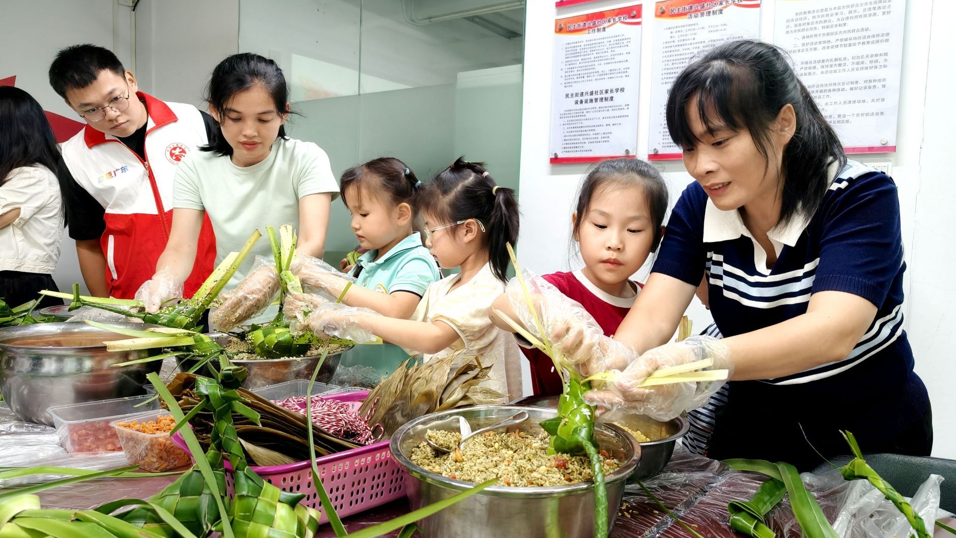 解锁湛江端午味道!赤坎民主街道老少巧手编织非遗鸭乸粽