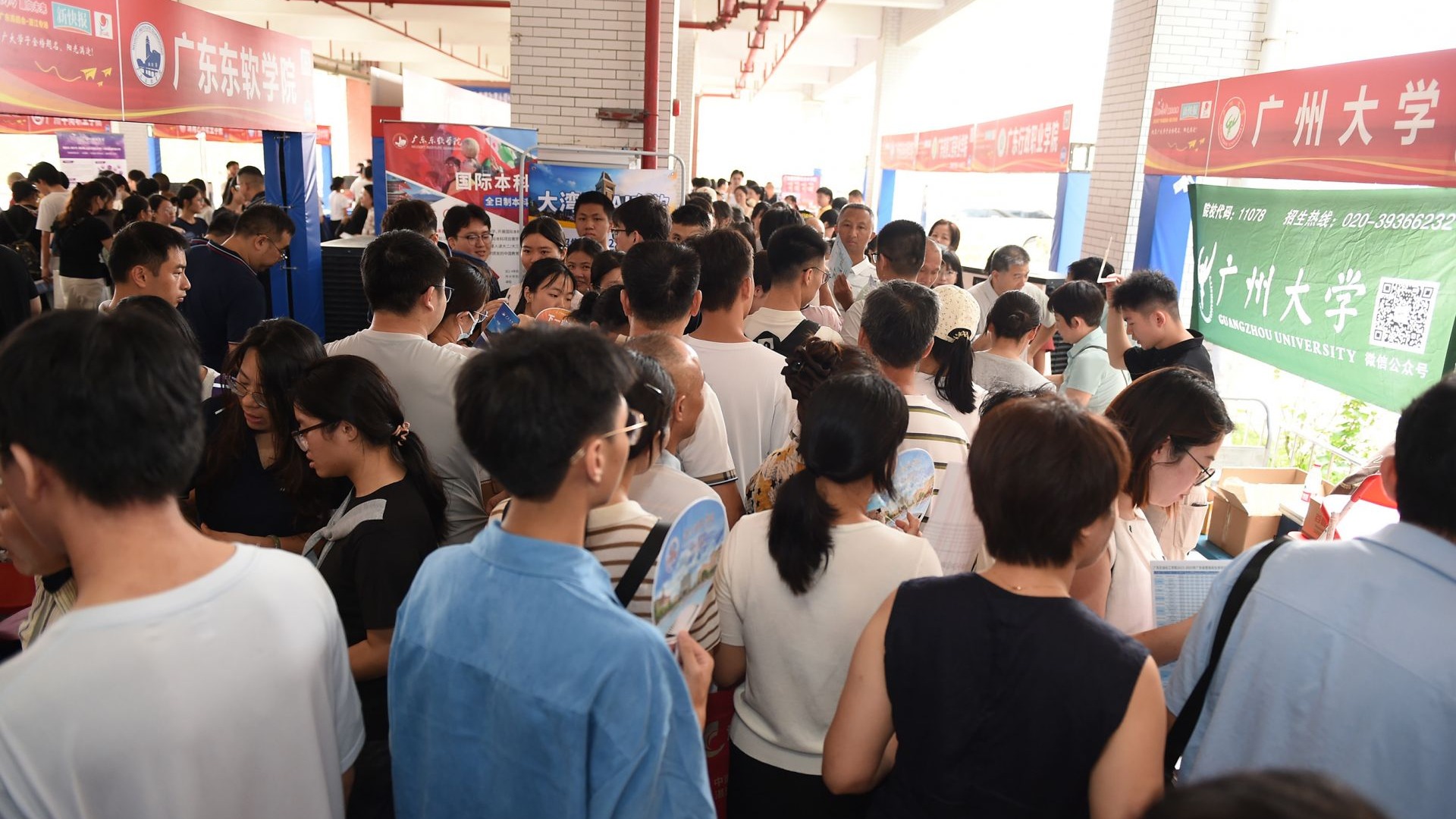“阳光高考•赢向未来”湛江市2026年普通高等学校招生现场咨询会举办